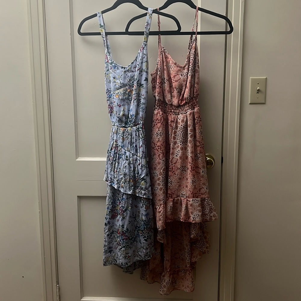 2 Floral Dresses 👗 used but in good condition.
